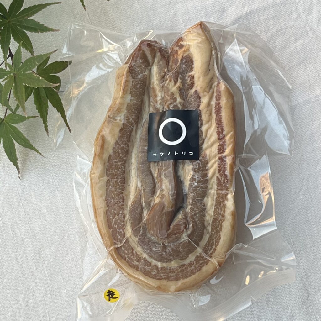 熊本県菊池市産の放牧豚「走る豚」のバラ肉を使った、ブタノトリコ®の無添加ベーコン