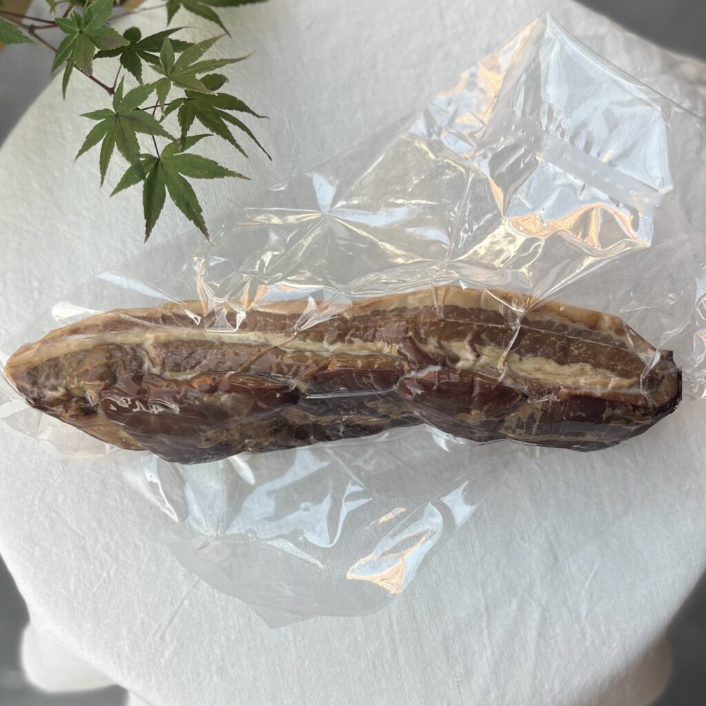 熊本県菊池市産の「走る豚」を使用して作ったブタノトリコ®の無添加ベーコン。大きなサイズのバラベーコンの写真。