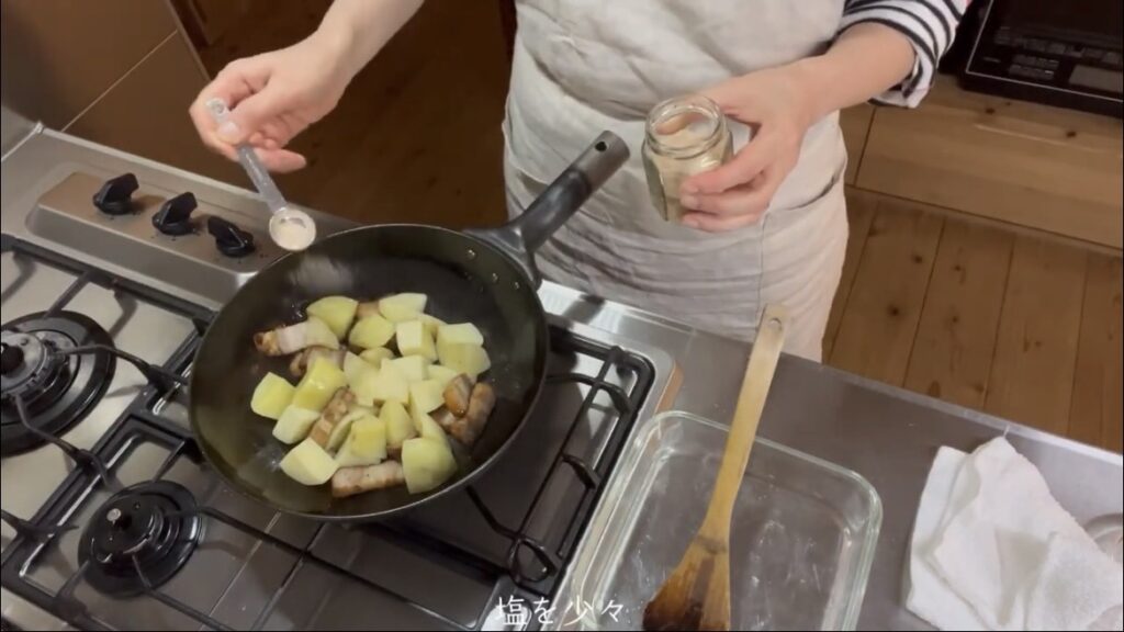 ブタノトリコ®の無添加バラベーコンを使った「ジャーマンポテト」を作っています。塩で味を整えています。