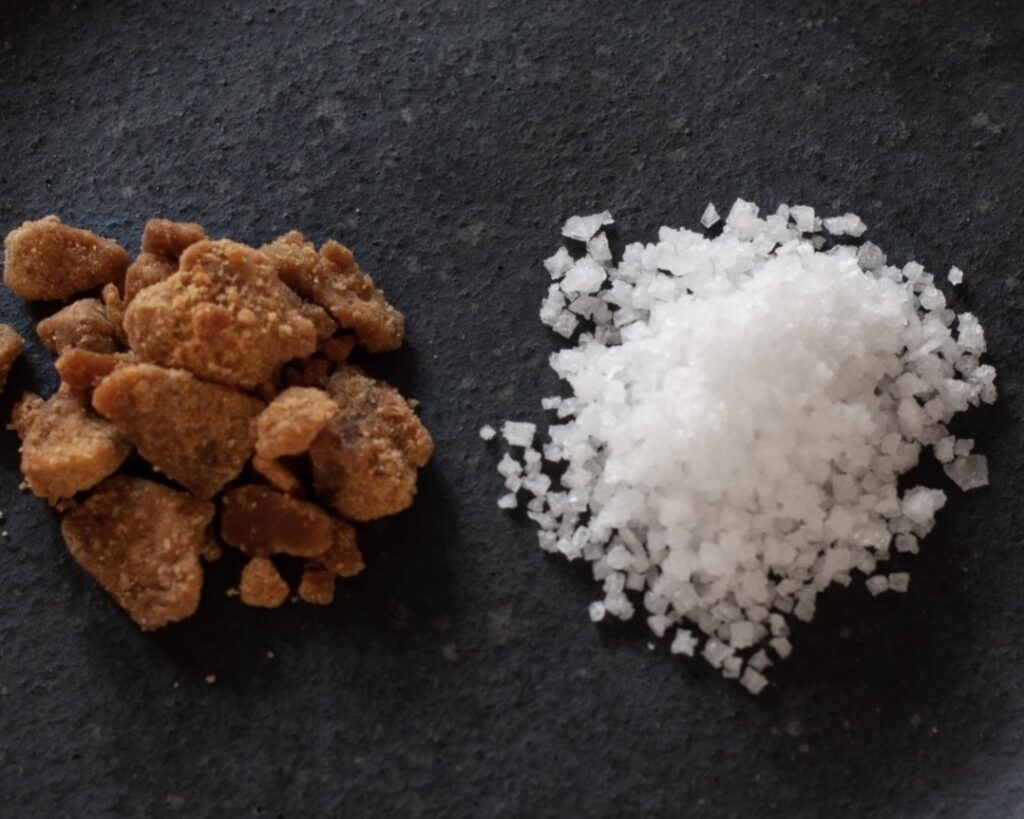 ブタノトリコ®の無添加ベーコンの原材料。天日塩と黒砂糖。